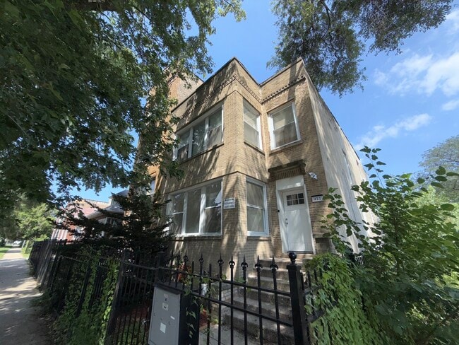 Building Photo - 411 N Hamlin Ave Unit 1 Rental