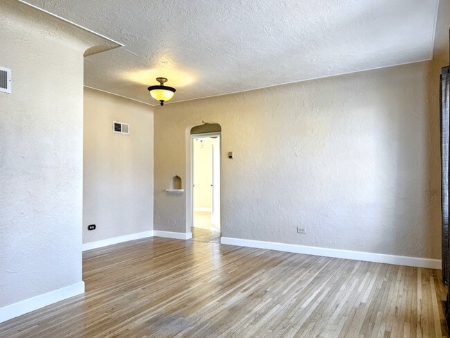 Photo - 1050 E Bates Pkwy