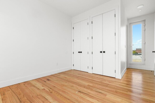 Photo - 271 E 28th St