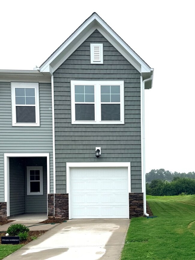 Building Photo - ~~ Luxurious End Unit 3-bedroom Townhome ~~