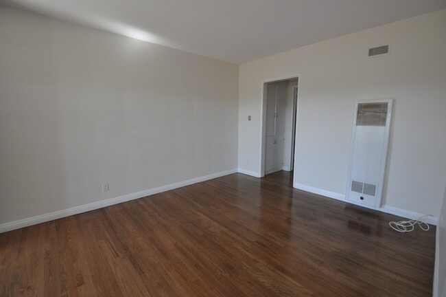 Photo - 10924 Camarillo St Unidad 01