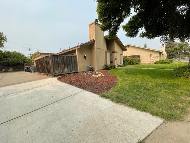 Building Photo - 2 Bedroom Townhouse Available Soon!
