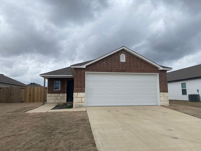 Building Photo - 4 Bedroom, 2 Bathroom home in Valley View School District!