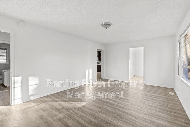 Photo - 2321 4th St NE