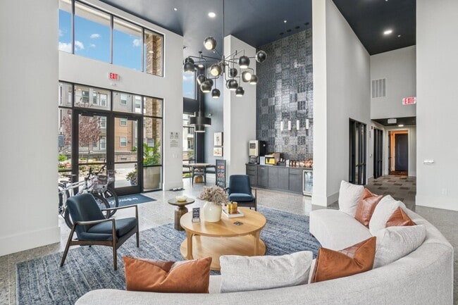 Salón de café y té gourmet: disfrute de café y té caliente de cortesía a solo unos pasos de su apartamento.