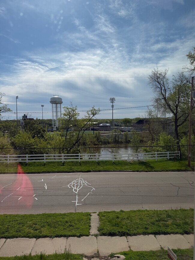 Building Photo - 302 Bluff St Unit ABC Stadium View
