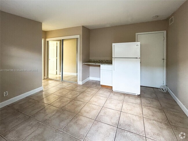 Building Photo - 715 NE 6th St Unit 5E Rental
