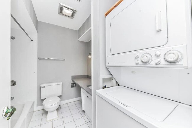 Building Photo - 10308 Circle Dr Unit 304