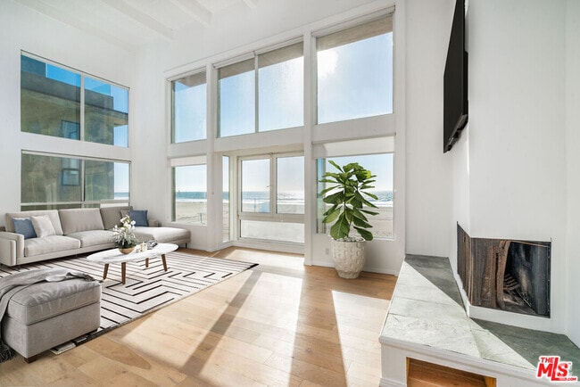 Building Photo - 3711 Ocean Front Walk Unit 3 Rental