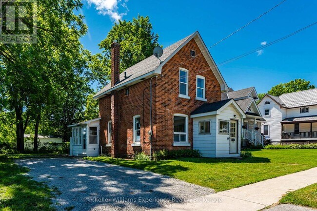 Photo - 647 Ottawa St