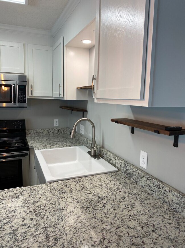 Photo - Avery Square