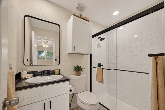 Building Photo - 13843 Northlake Dr