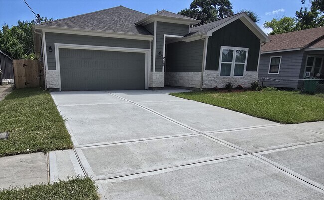 Photo - 213 E Adoue Ave