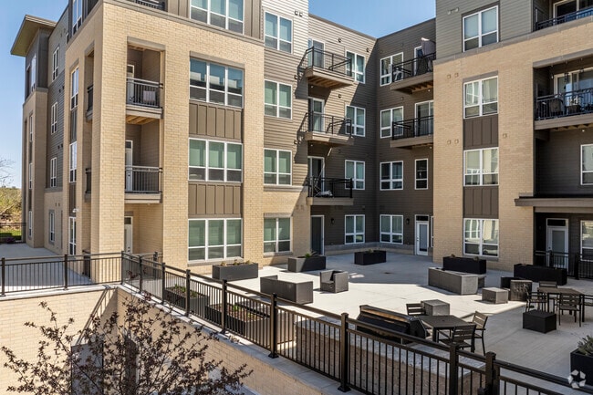 Área común del patio - University Park Commons