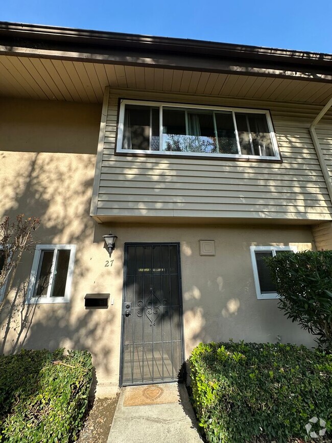 Building Photo - 2 Bedroom Condo - La Mesa Unit 27