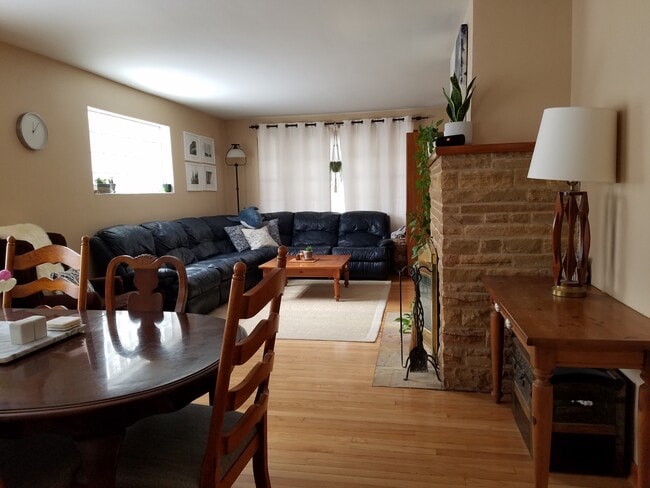 Living room/Dining room combo - 121 Grove Ave Unit 1