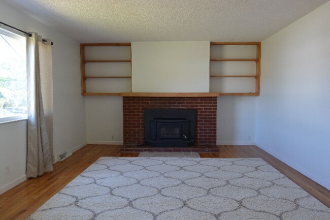 Photo - 827 Golden Hill St