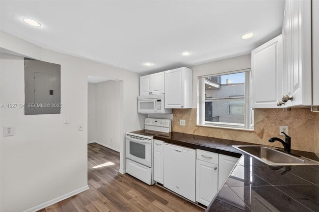 Photo - 3100 Riverside Dr Unit 305