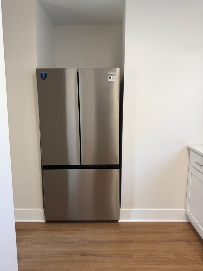 refrigerator w/ ice maker - 202 Vermont St Unit upper