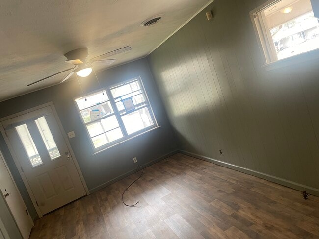 Sala de estar - 1125 Normandy Ln