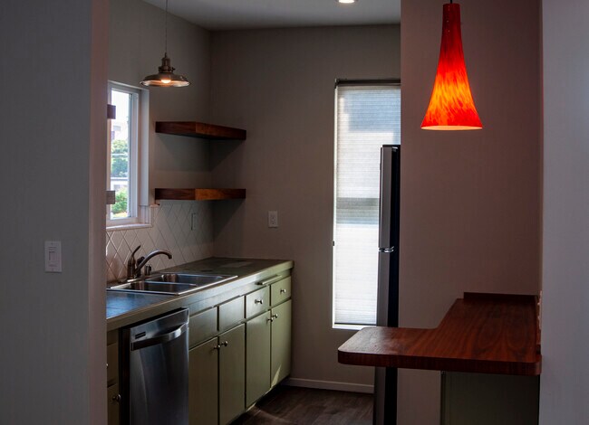 Kitchen area - 1535 Yale St