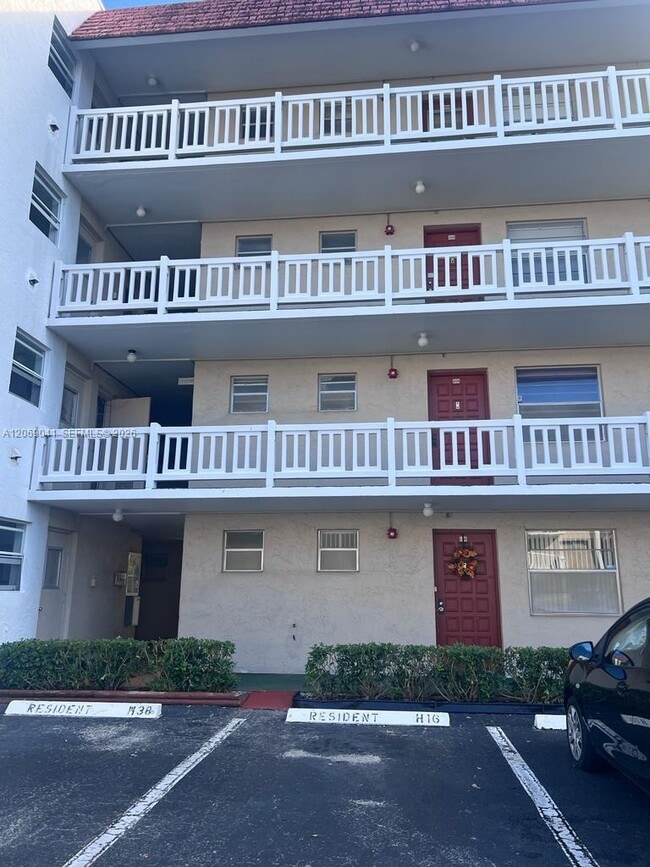 Building Photo - 3531 Inverrary Dr Unit 306