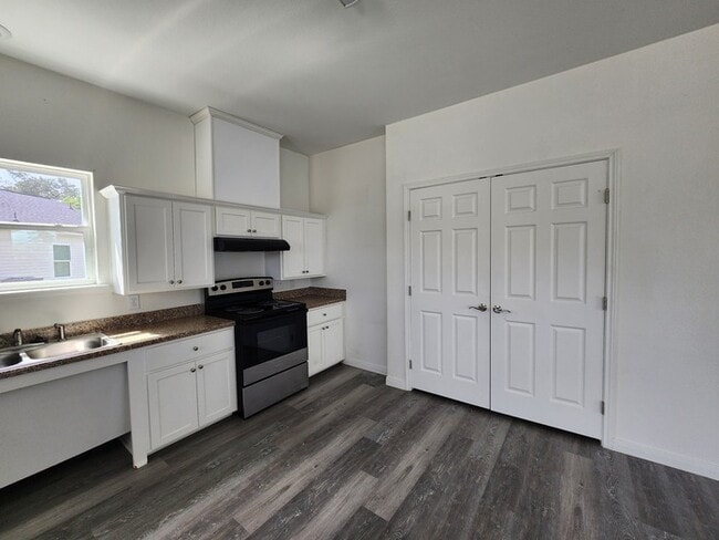 Photo - 3/2/2-AVAILABLE FOR LATE OCTOBER-NOVEMBER MOVE IN