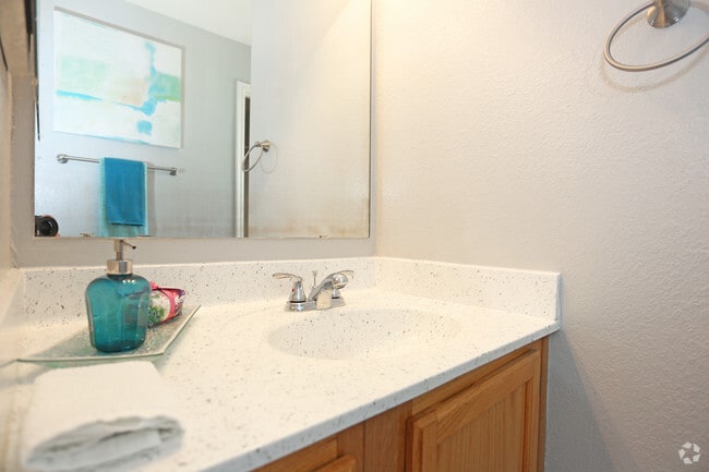 1BR, 1BA - 700 SF