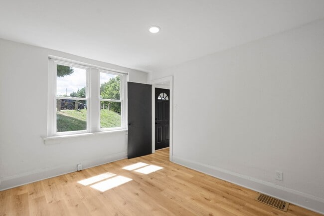 Photo - MOVE IN NOV 1ST! This BEAUTIFUL 1-bedroom ...