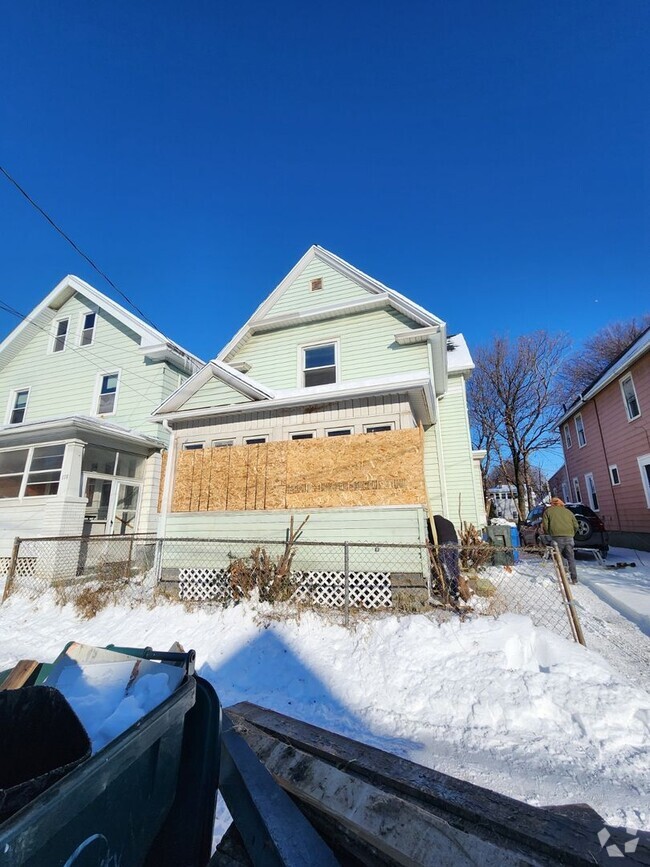 Building Photo - Four Bedroom Single Family Home!