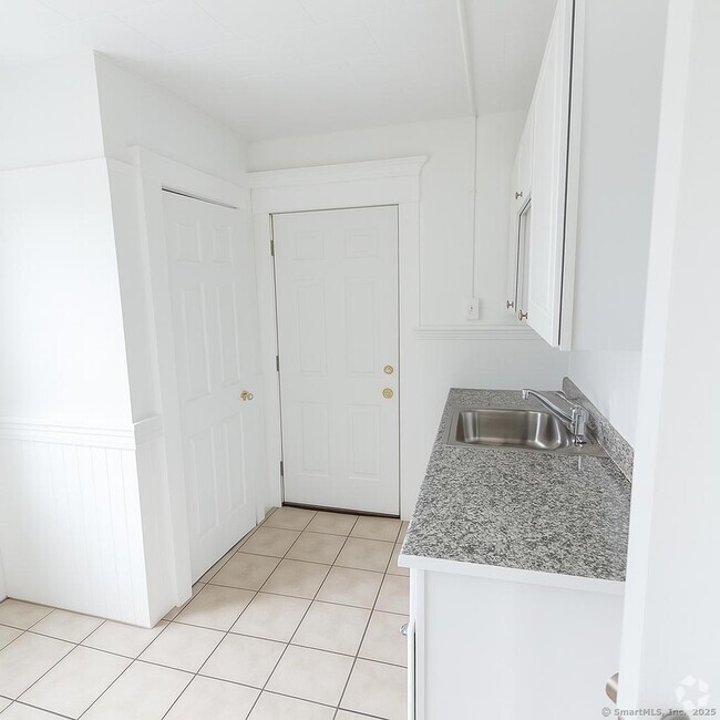 Building Photo - 225 Helen St Unit 2 Rental