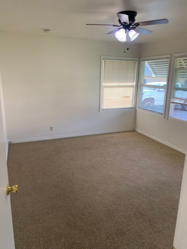 Photo - 913 W Walnut Ave