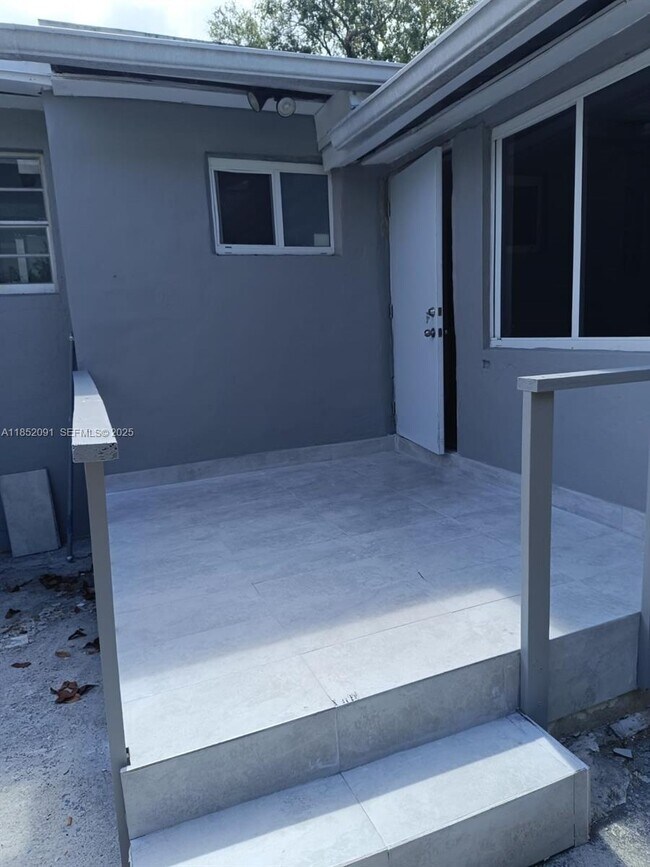 Photo - 1857 SW 4th St Unidad 3