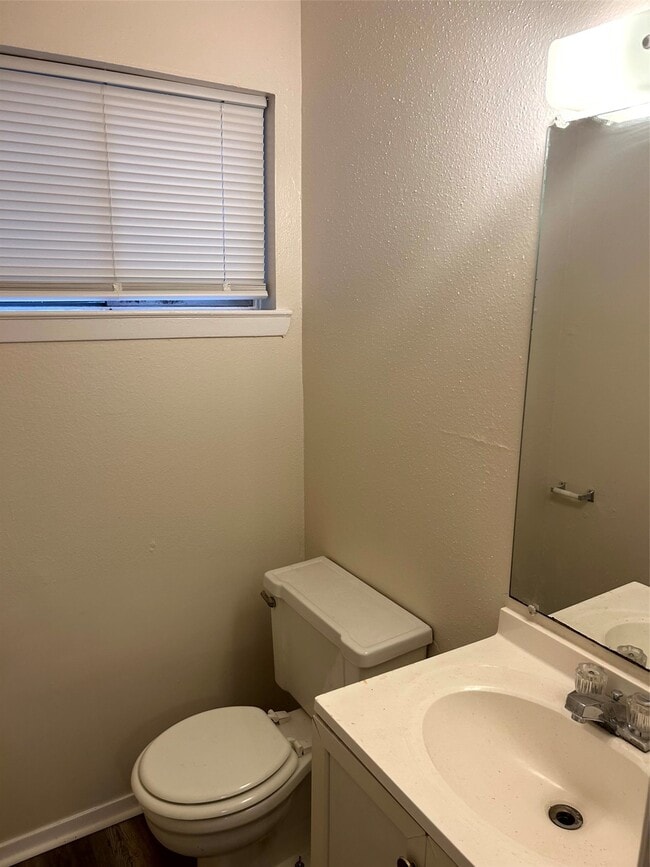 Photo - 5718 Mackinaw St