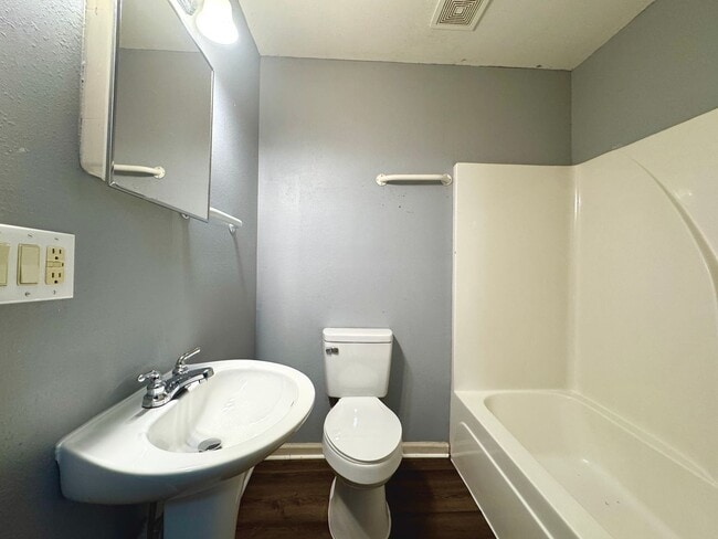 Photo - 1 Bedroom Upstairs apartment Just outside of Searcy Unit B2