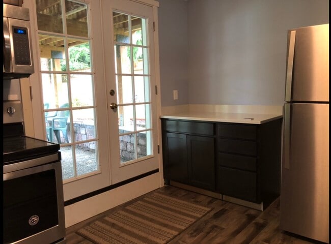 Gabinete adicional - 5123 Monticello Dr.