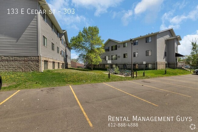 Building Photo - Spacious 3 bedroom 2 bathroom apartment Unit 303