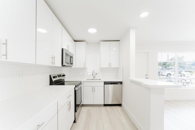 Building Photo - 3420 NE 16th Terrace Unit 1-4 Rental
