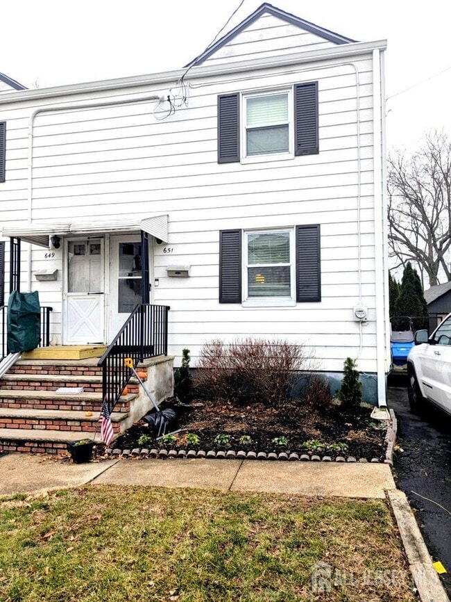 Building Photo - 651 Crescent Dr