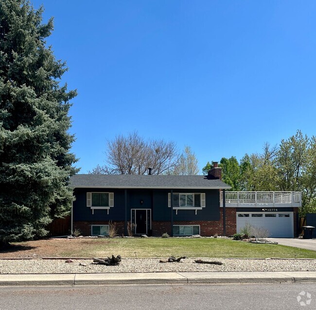 Building Photo - Spacious 3-Bedroom, 2-Bathroom Home on Lar...