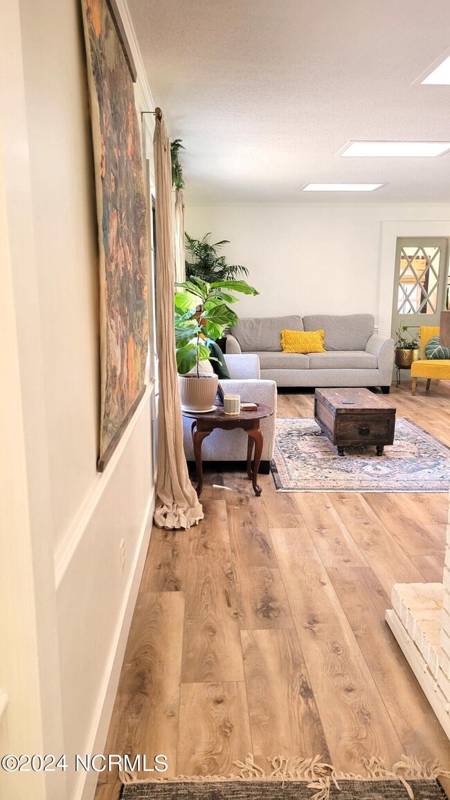 Photo - 1720 Longleaf Dr E