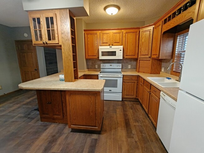 KITCHEN - 1011 E Grand Ave