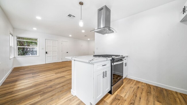 Photo - 5816-5818 Kester Ave. Unit 5818