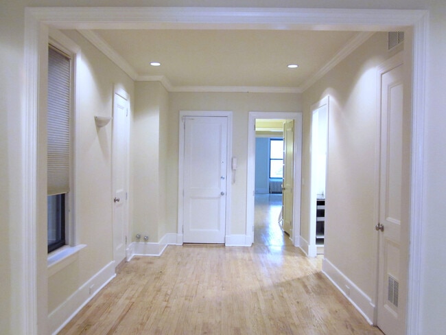 Building Photo - 127 West 56th Street Unit Apt 4