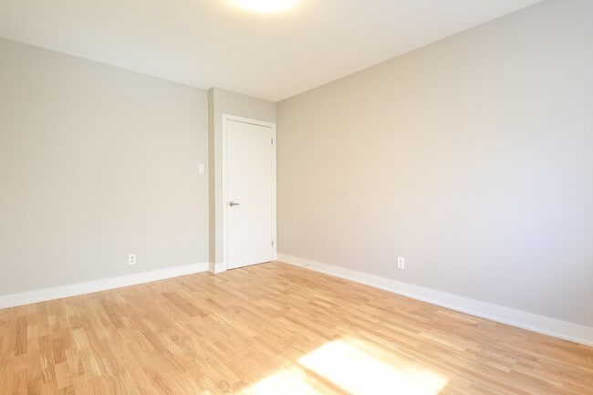 Photo - 4580 Chemin Queen Mary Unit 109