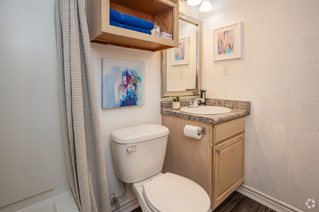 Studio, 1BA - 420SF
