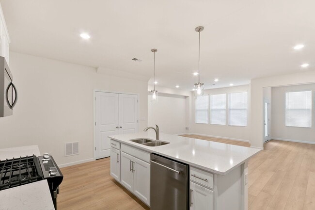 Photo - 660 Switchgrass Wy Unidad 58002