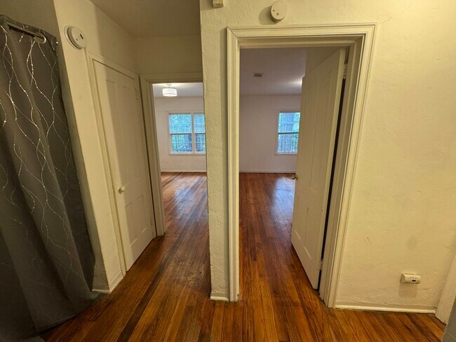 Photo - 1128 E 53rd St