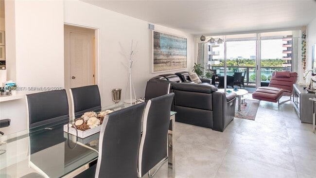 Photo - 5161 Collins Ave Unit 811