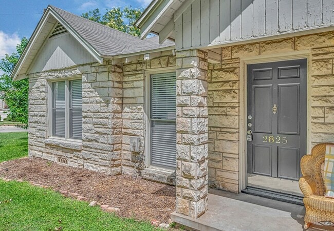 Photo - Newly Updated 2BD 1BA Duplex Home - Available Now! Unidad 2825 Columbus Ave